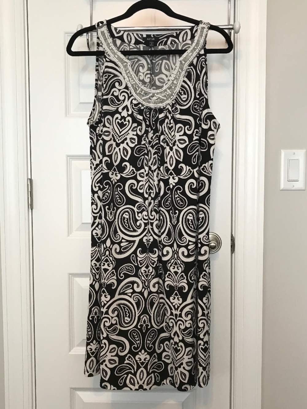 Apt. 9 b&w sleeveless v-neck slip on paisley midi dress with bead neckline (0X)